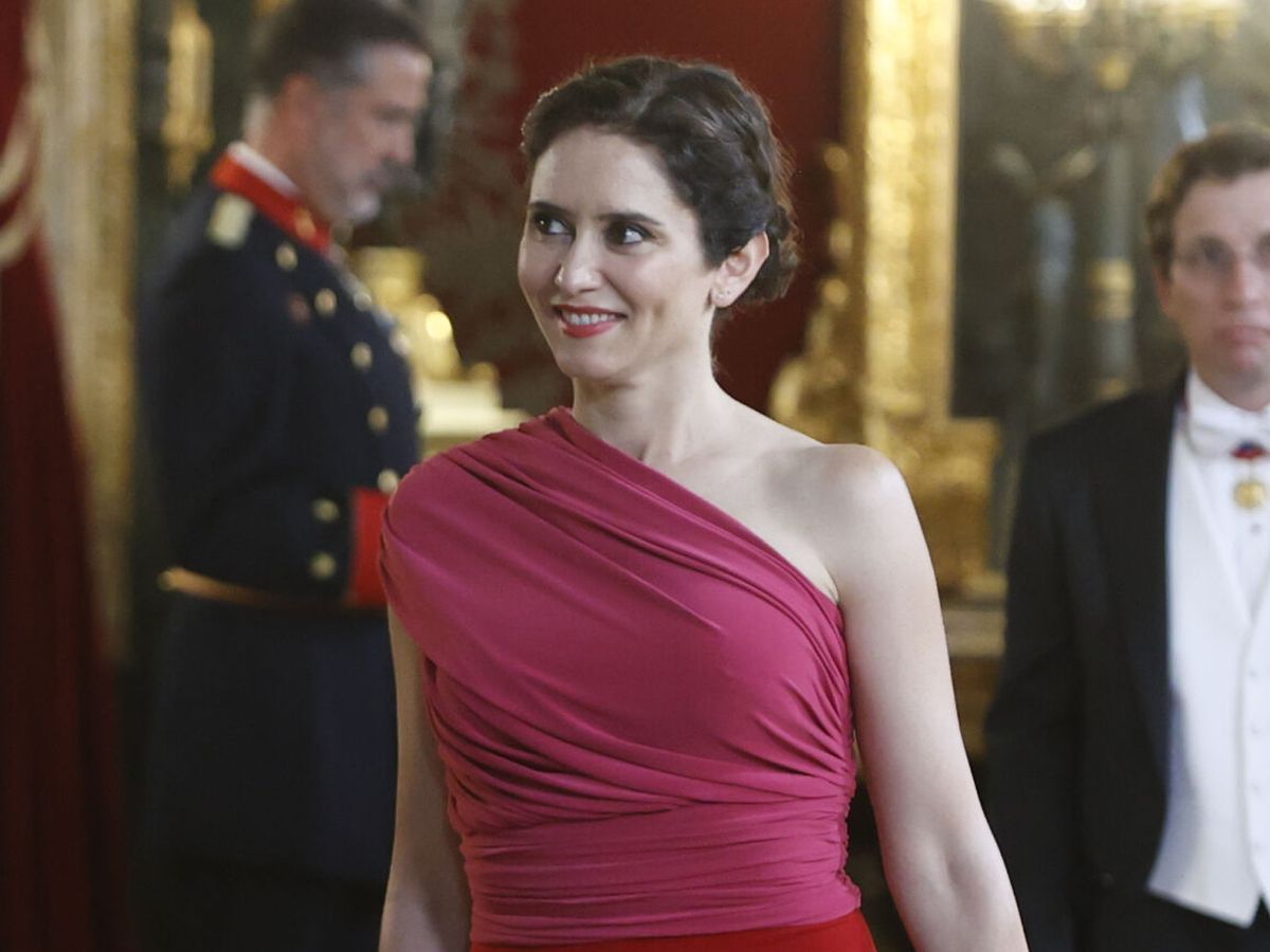 Foto:  La presidenta de la Comunidad de Madrid, Isabel Díaz Ayuso, durante la cena de gala en el Palacio Real. (EFE)