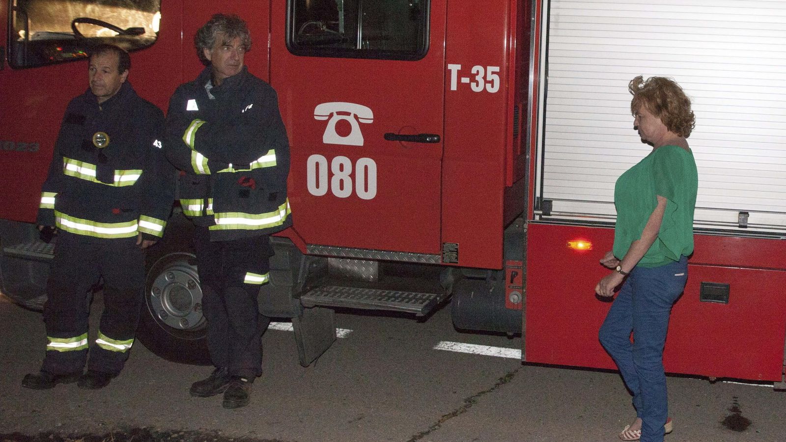 Foto: Los bomberos junto a la responsable de la residencia. (EFE)