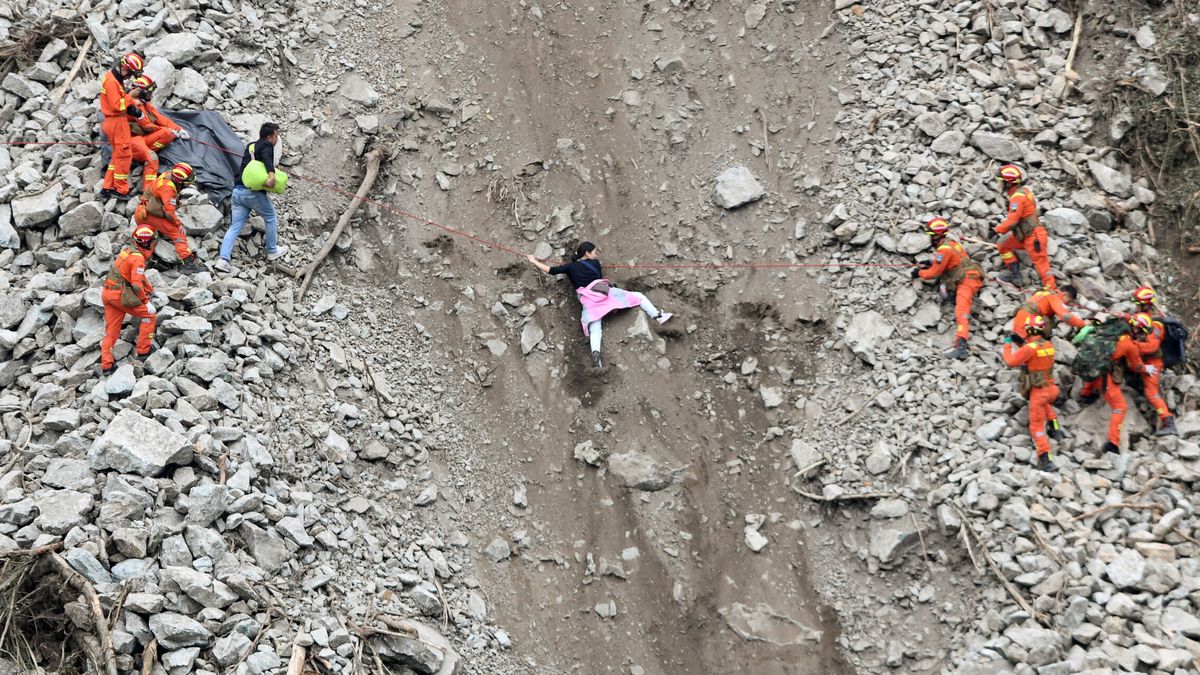 Aumentan a 82 los muertos por el terremoto en el centro de China y hay 35 desaparecidos