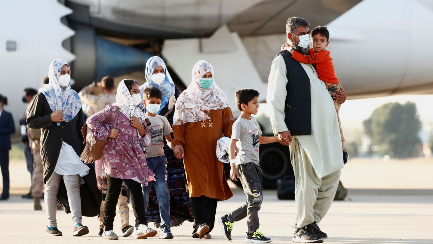 Ciudadanos afganos evacuados aterrizando en Torrejón de Ardoz. (EFE)