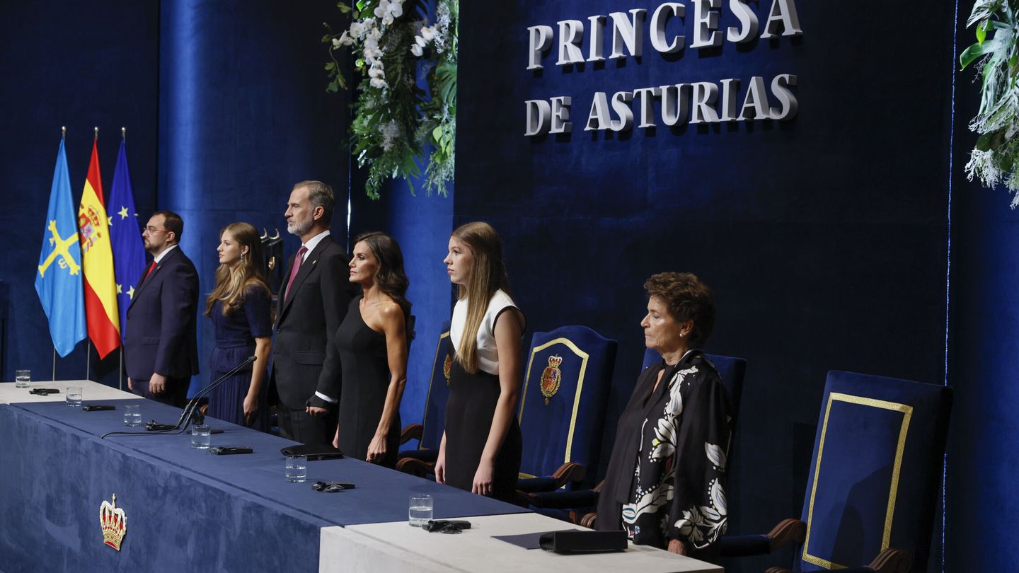 La presidenta de la fundación, junto a la familia real, en la última edición de los Premios Princesa de Asturias. (EFE/Ballesteros)