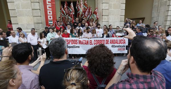 Foto: Unos quinientos periodistas, sindicalistas y representantes de instituciones apoyan a los trabajadores de 'El Correo de Andalucía'. (EFE)