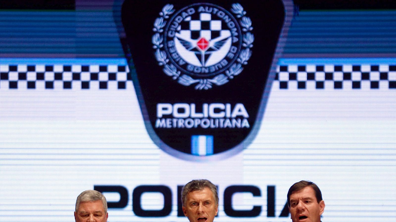 Foto: El presidente Mauricio Macri canta el himno nacional durante una ceremonia de la policía en Buenos Aires, el 28 de octubre de 2015 (Reuters)