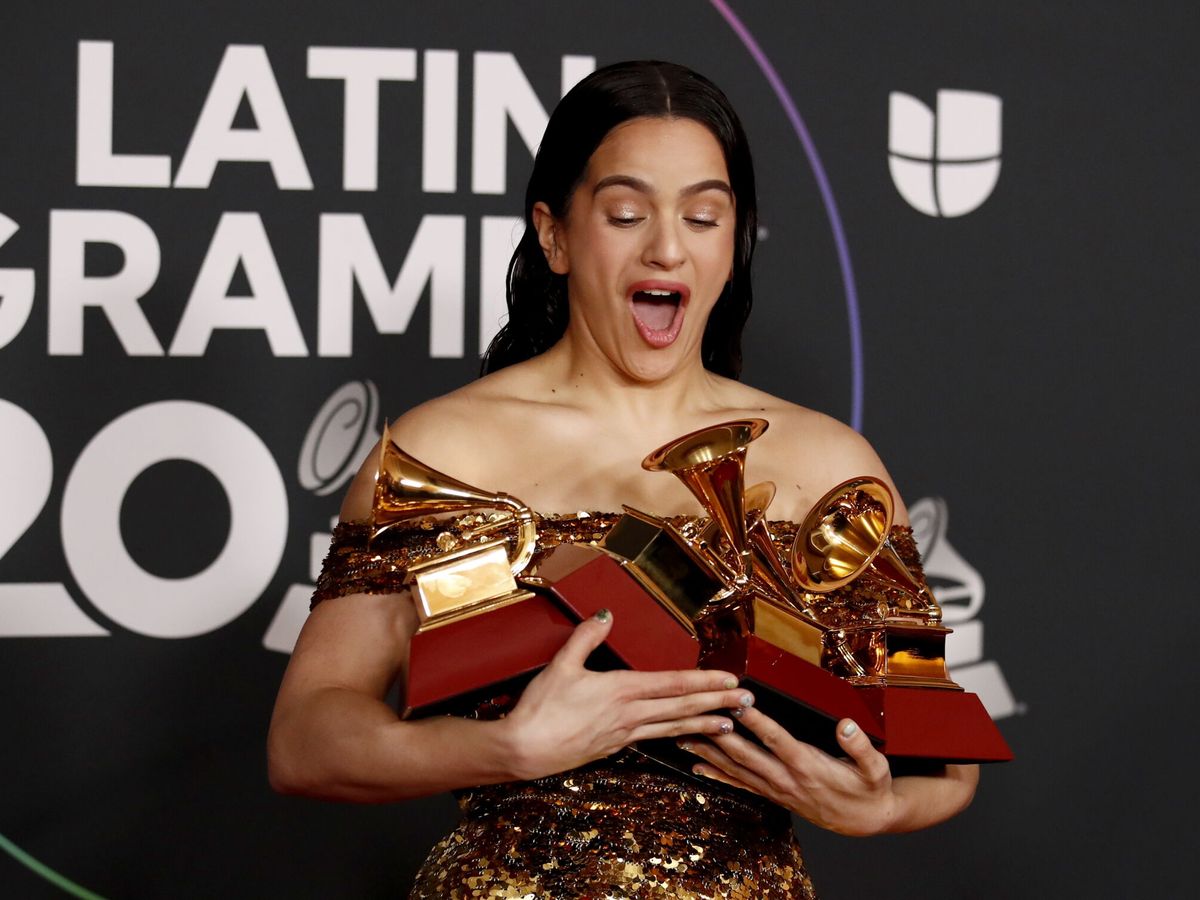 Foto: Rosalía, con sus premios Grammy Latinos. (EFE/Caroline Brehman)