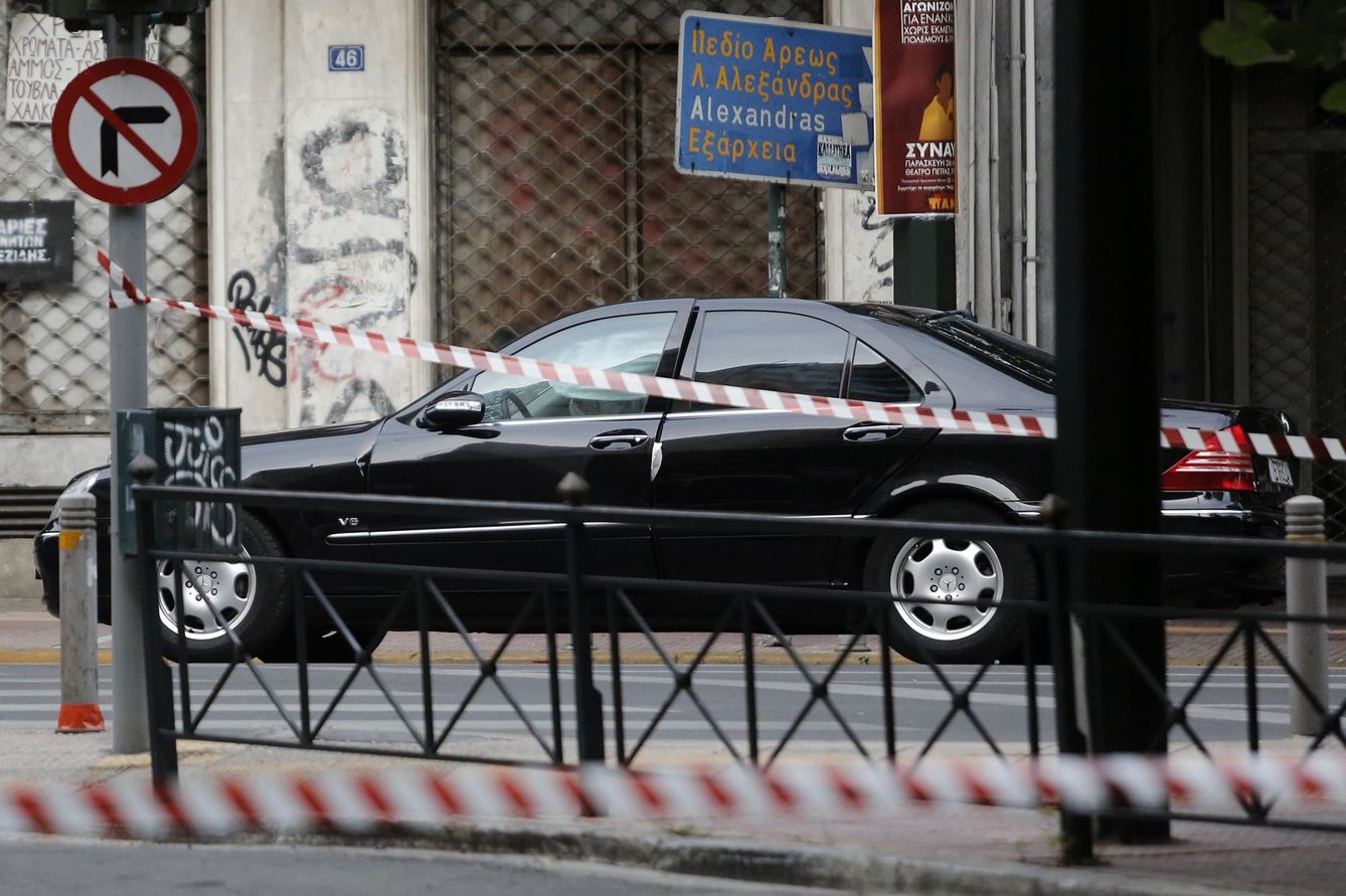 El coche de Papademos tras el incidente. (Reuters)