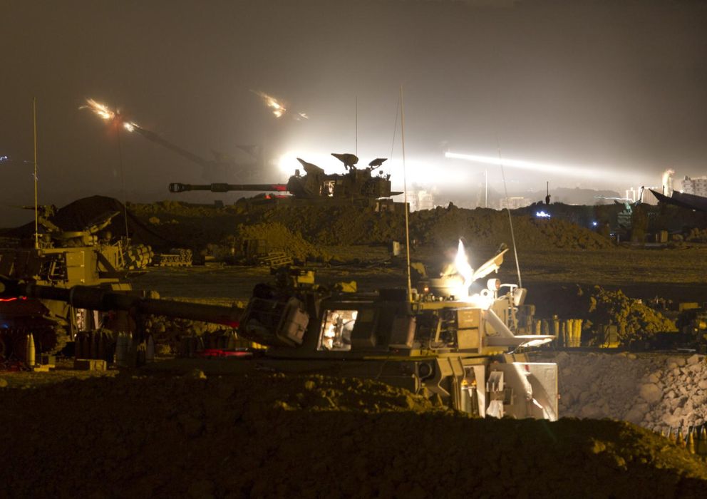 Foto: Un cañón de 155 mm de la artillería israelí abre fuego desde una base al sur de Israel en la Franja de Gaza. (EFE)