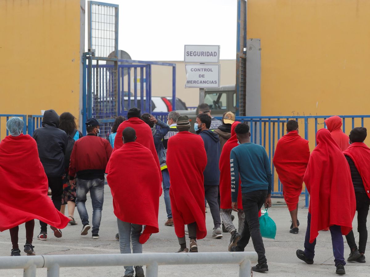 Foto: Migrantes en Ceuta. (EFE)