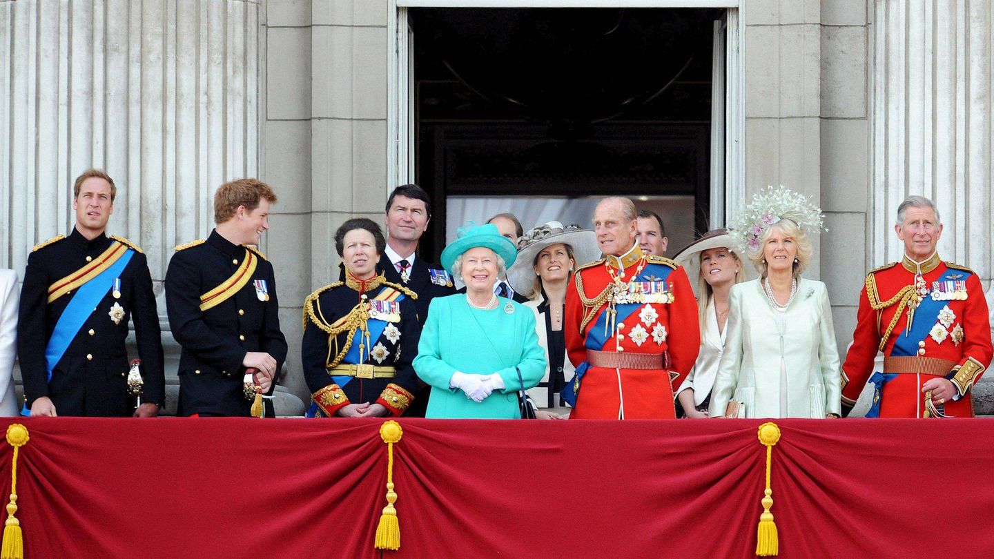 La reina Isabel II, junto a su familia en la celebración del desfile Trooping the Colour de 2008. (EFE/Felipe Trueba)