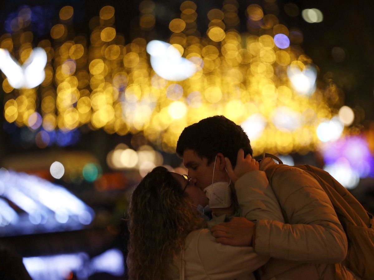 Foto: Una pareja se besa en el centro de Barcelona. (EFE)