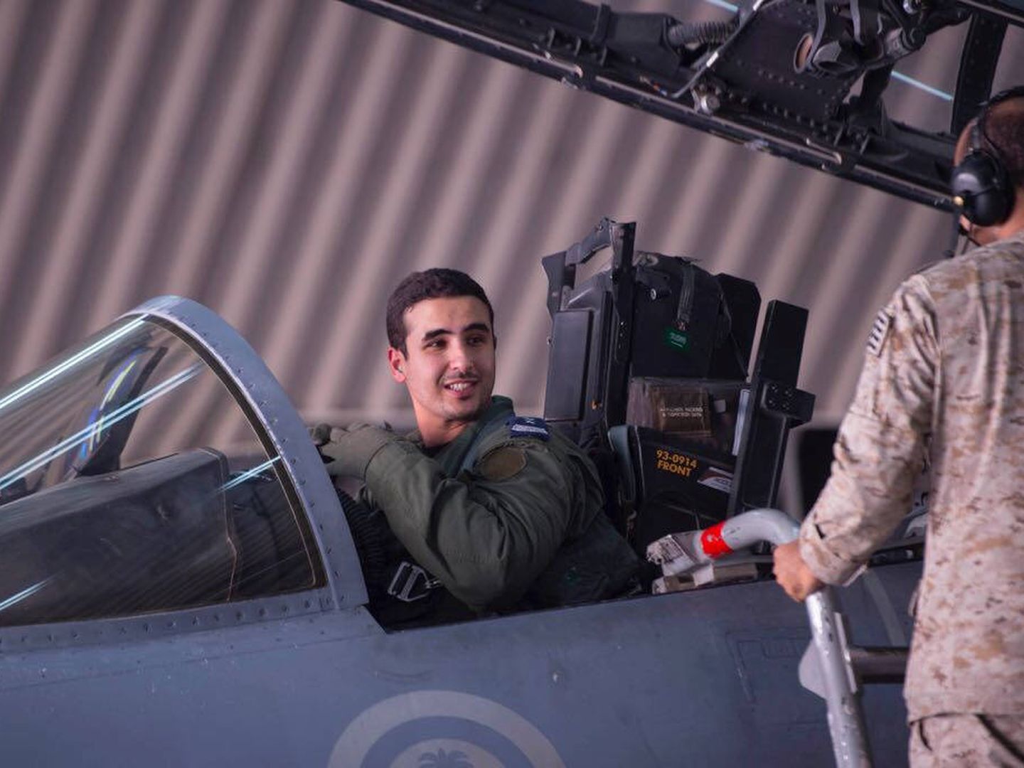 Khalid bin Salman, embajador saudí en EEUU, en un caza en una base aérea ubicada en la provincia oriental. (Reuters)