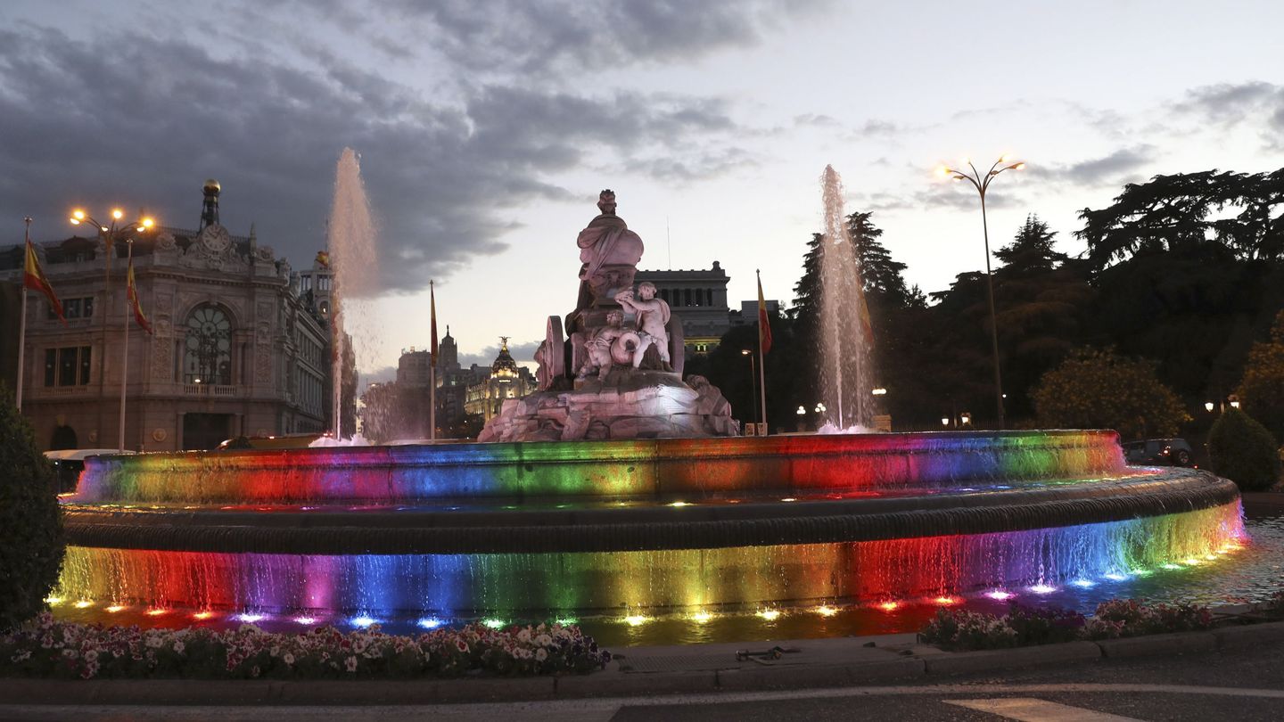La fuente de Cibeles, iluminada con los colores del arcoíris (EFE)