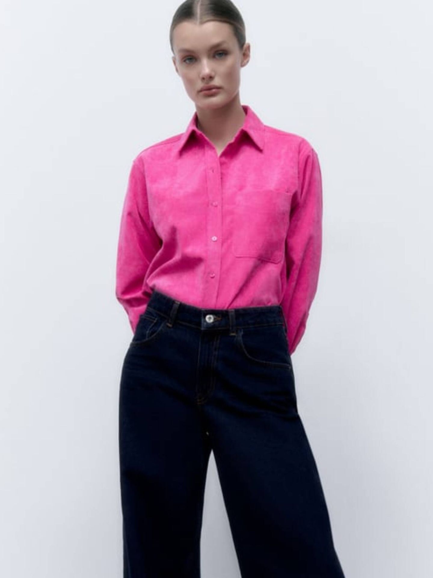 El inesperado nuevo éxito de Zara, esta camisa de micropana de 13 euros