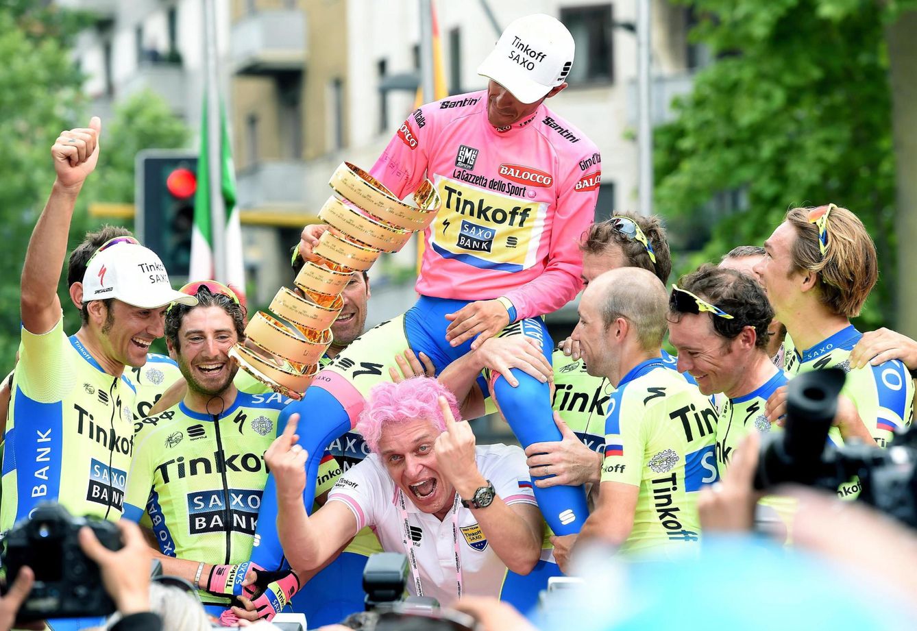 Alberto Contador, con el trofeo del Giro de Italia. Debajo, Oleg Tinkov. (EFE)