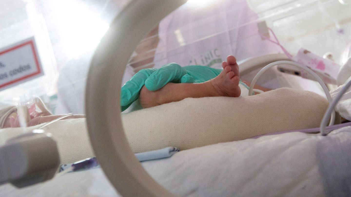 Un bebé prematuro, en el interior de una incubadora