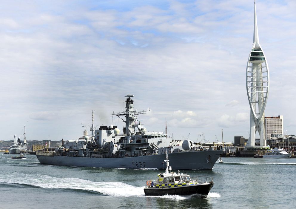 Foto: La fragata británica HMS Westminster zarpa desde el puerto de Portsmouth. (EFE)