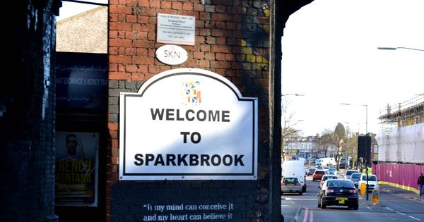 Foto: Cartel que da la bienvenida al barrio de Sparkbrook, con una famosa cita de Mohamed Ali. (Foto: Eugenio Blanco)