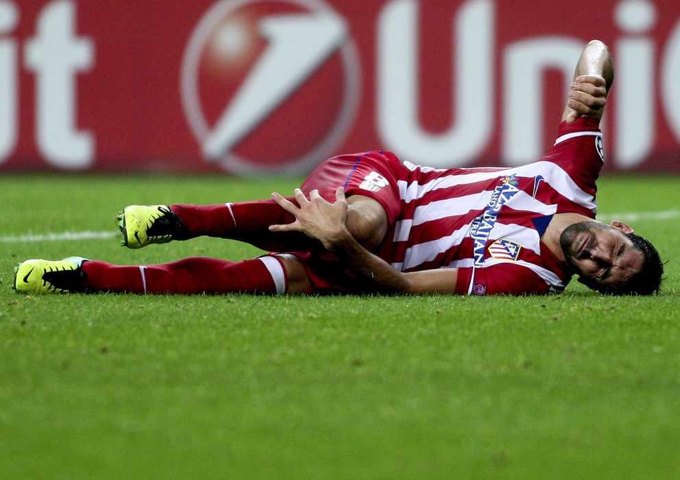 Foto: Raúl García, en el momento de caer lesionado ante el Oporto.