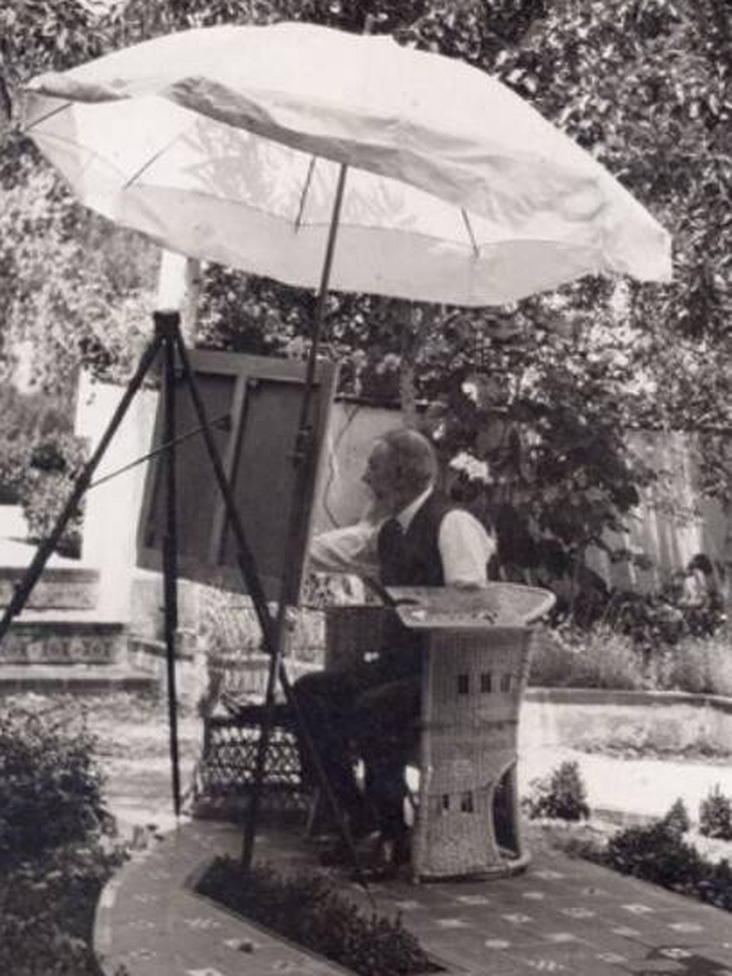 Joaquín Sorolla pintando en el patio de su casa. (Arthur Byne, 1920)