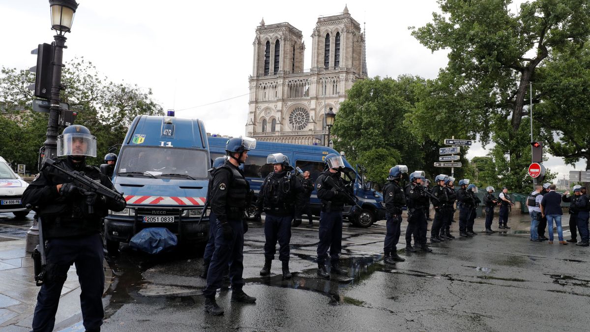 Abatido en Notre Dame (París) un hombre que intentó atacar a un policía con un martillo