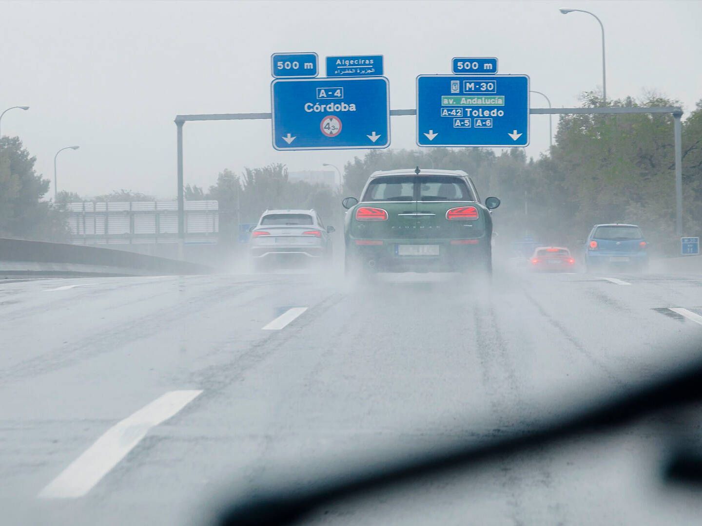 Varios coches circulan por la M-30 de camino o regreso del trabajo en un día de lluvia. (Europa Press/Carlos Luján)