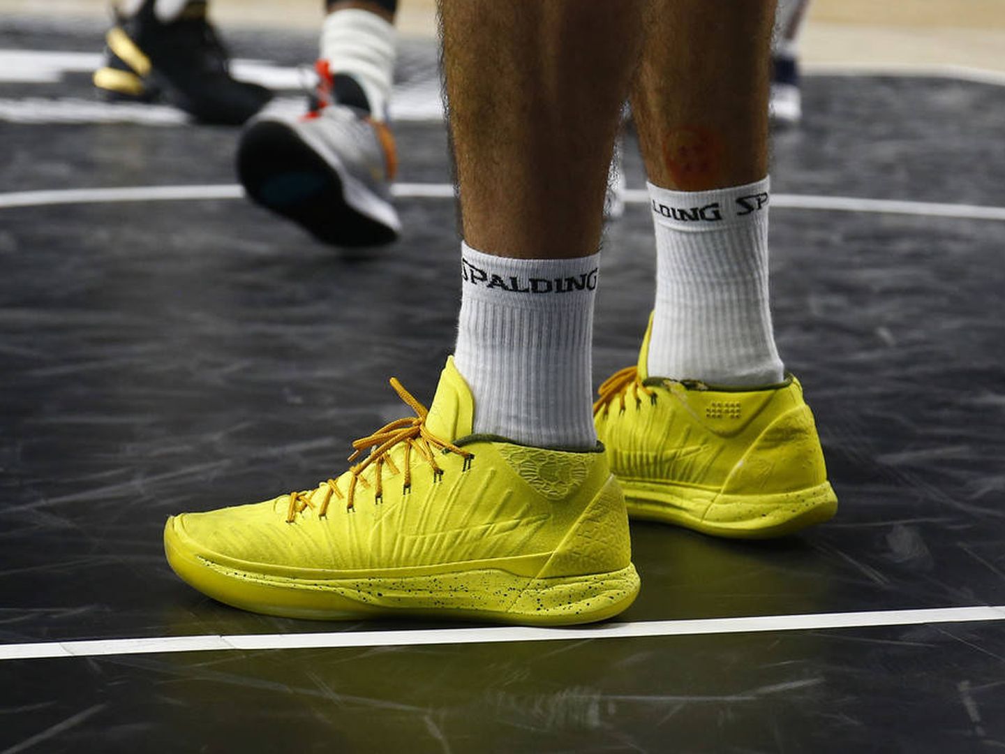 Las zapatillas de Nico Laprovittola, con los cordones dorados. (ACB Photo)