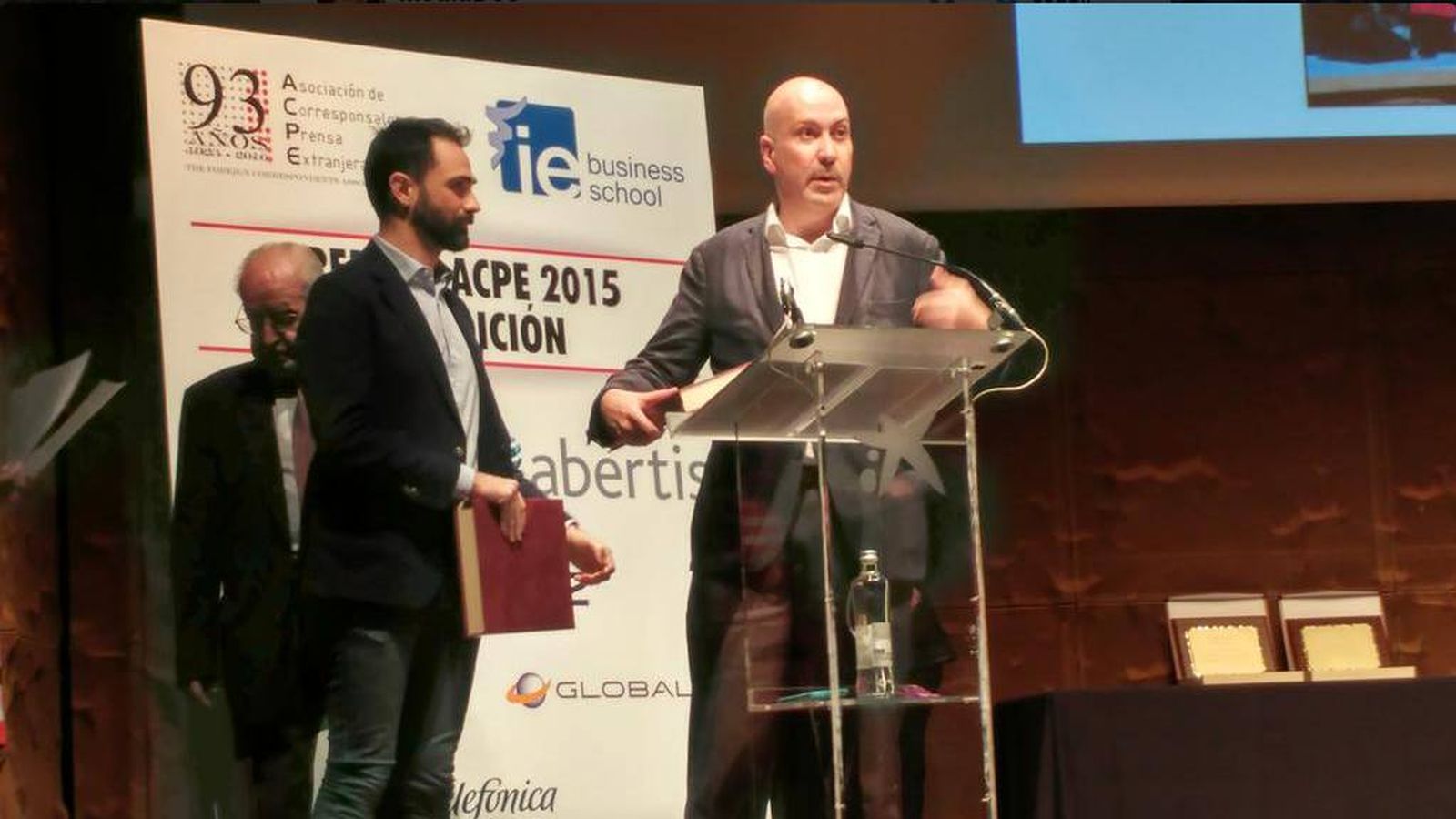 Foto: El director de El Confidencial, Nacho Cardero, recoge el premio de la ACPE. (@Mediamos2)