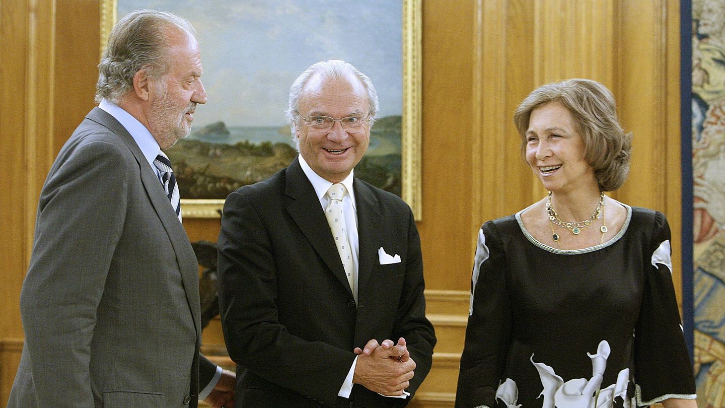 Los reyes Juan Carlos y Sofía, con el rey Carlos Gustavo en Zarzuela en 2009. (EFE)