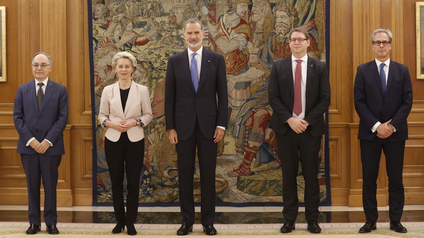 El rey Felipe VI y la presidenta de la Comisión Europea, Ursula von der Leyen. (EFE/Mariscal)