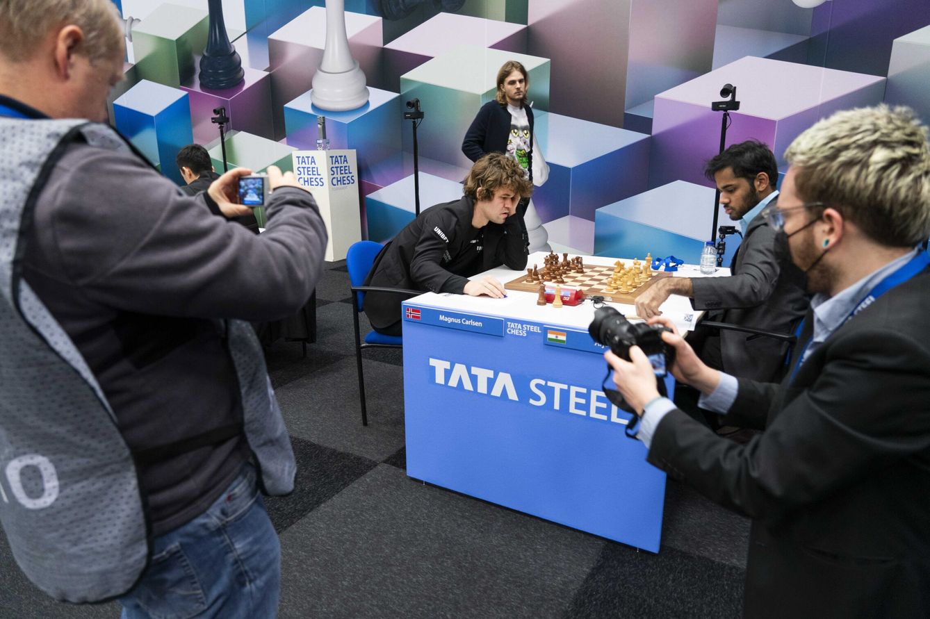 Magnus Carlsen (i) en una partida del Tata Steel. (Reuters)