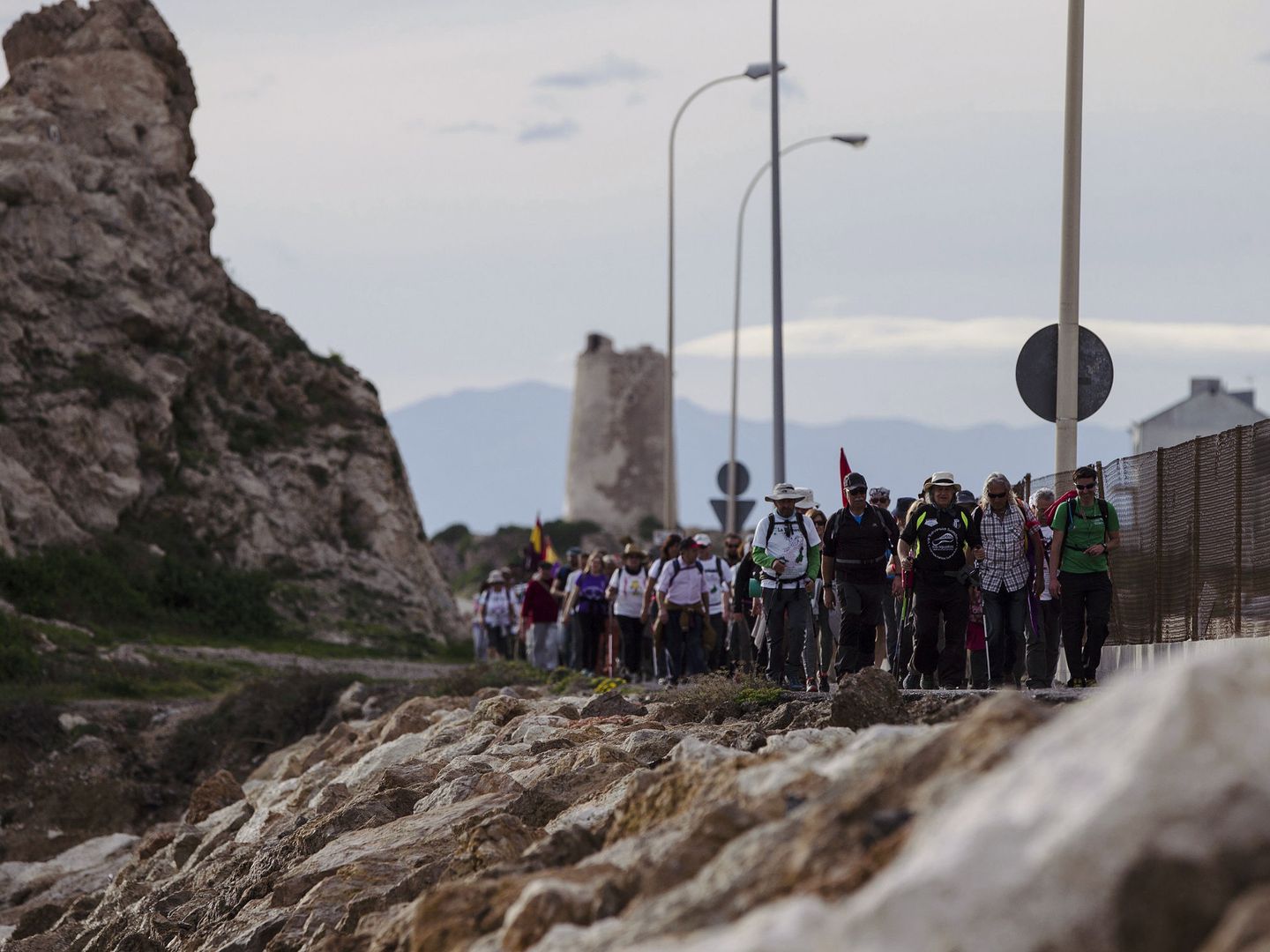 Participantes de la I Marcha de senderismo por las víctimas de 'la Desbandá', organizado por la Federación Andaluza de Montañismo, en 2017 (EFE).