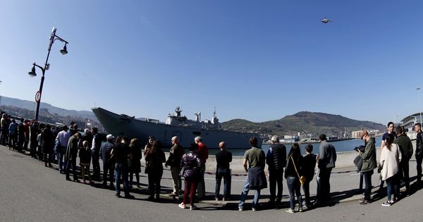 Foto: Protestas ante el portaaviones, el buque insignia de la Armada española. (EFE)