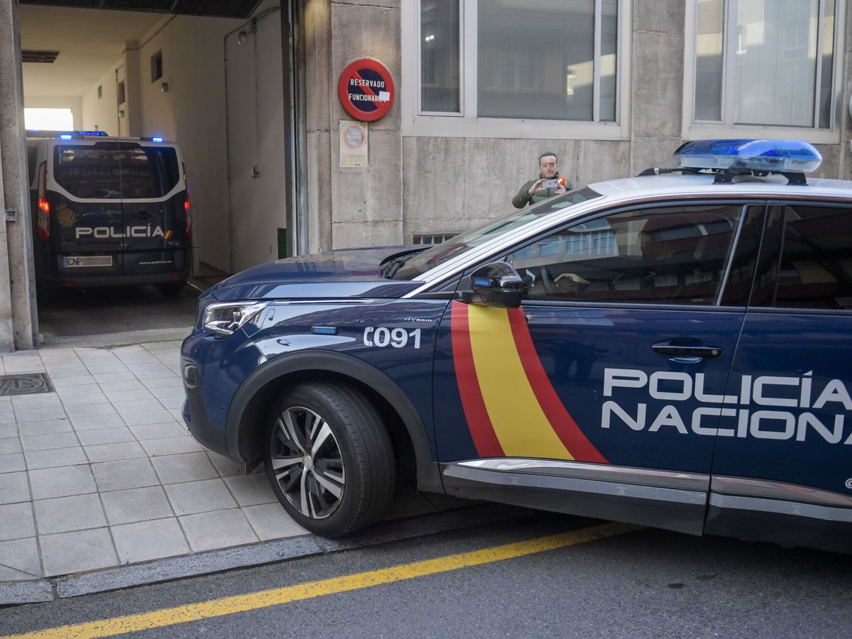 Foto: Vehículos de la Policía Nacional en una imagen de archivo. (EFE/Eloy Alonso)