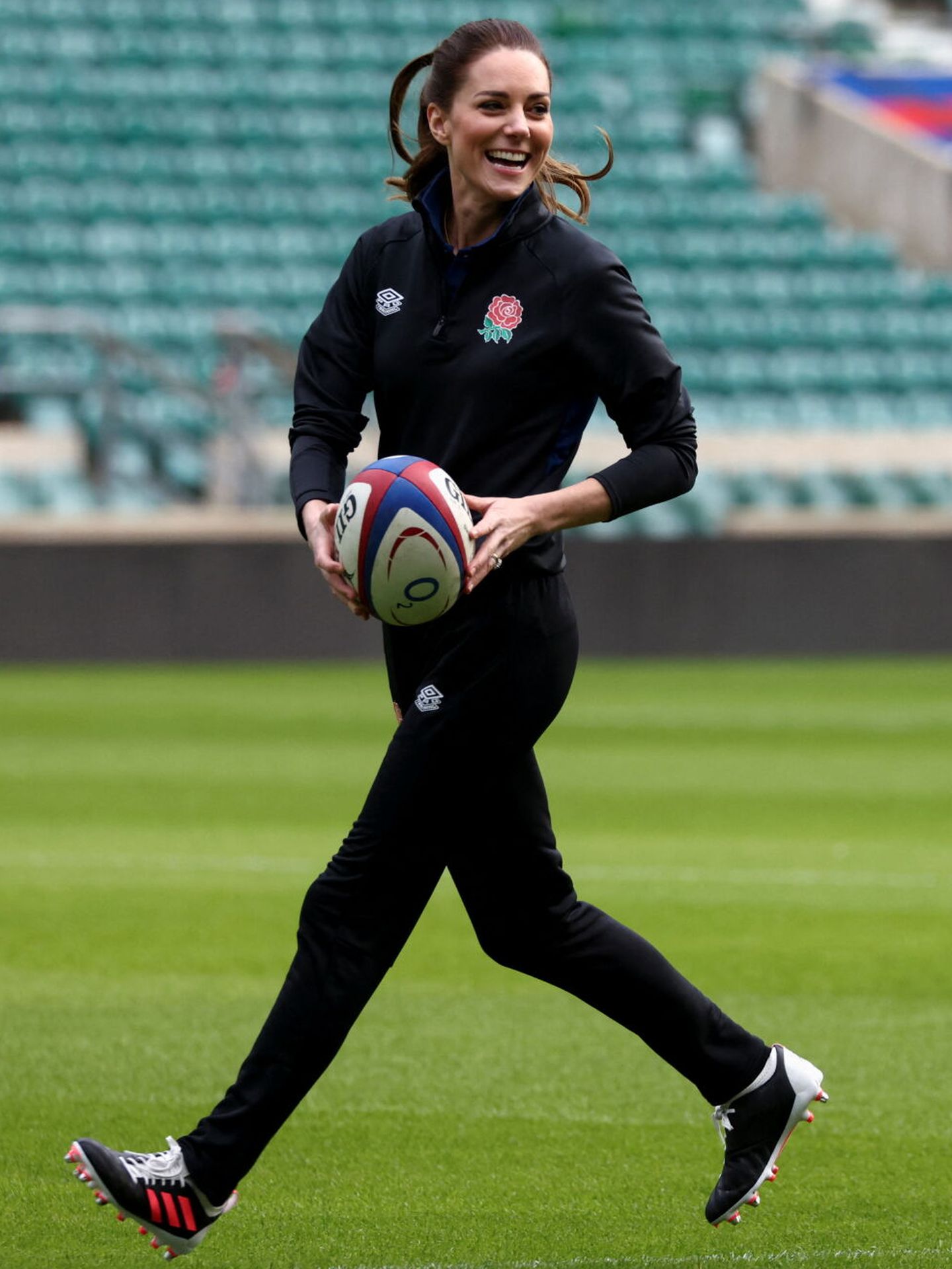 Kate, jugando a rugby. (Reuters/Tom Nicholson)