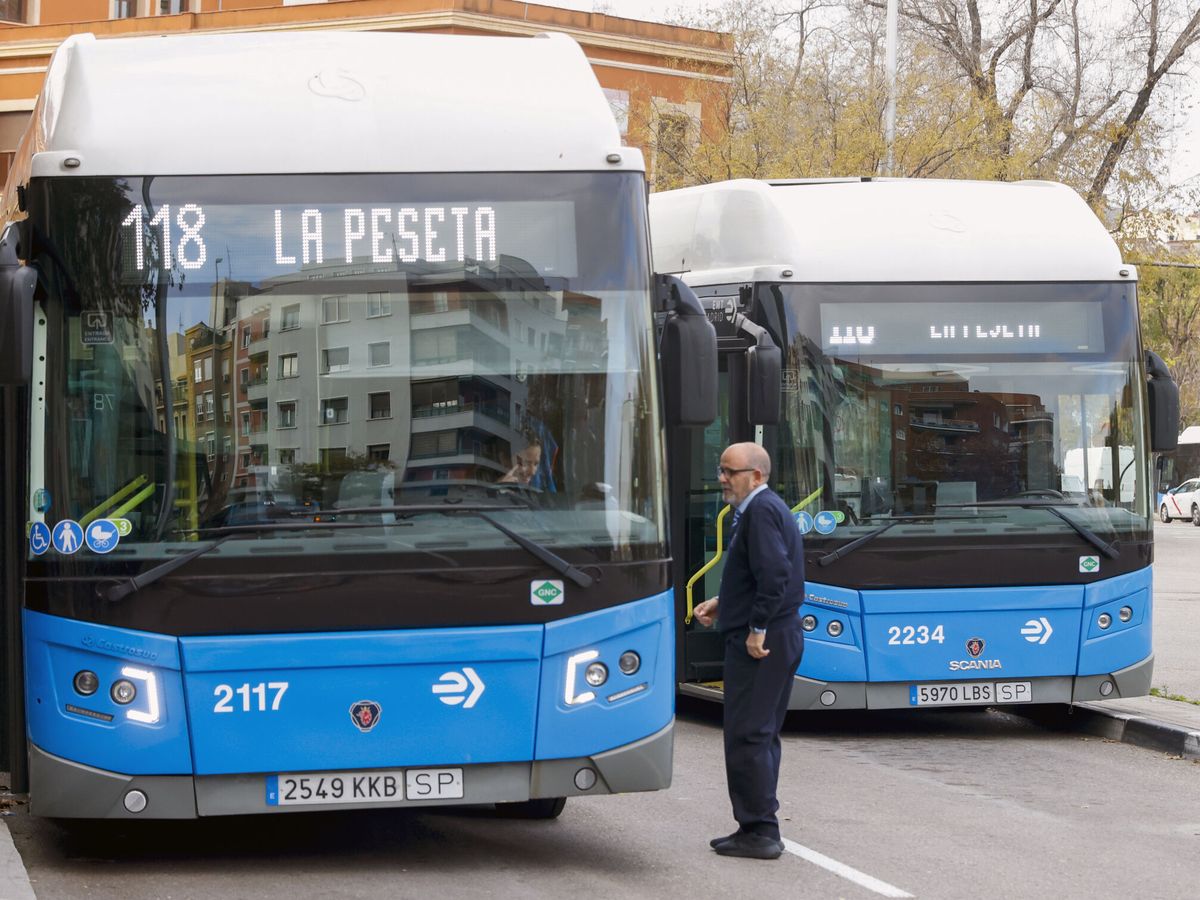 Foto: Autobuses de la Empresa Municipal de Transportes (EMT) de Madrid (EFE/Aitor Martin)