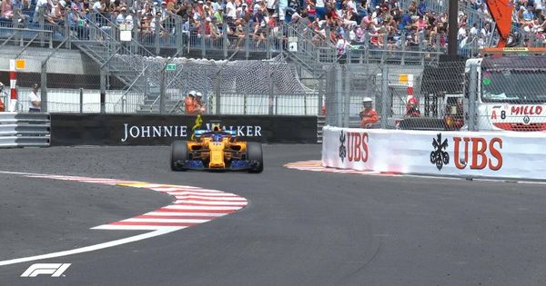 Foto: El McLaren de Fernando Alonso sufrió el primer problema de la temporada (Twitter: @F1)