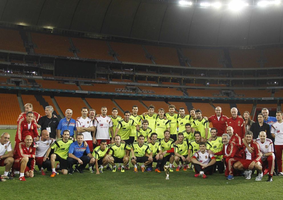 Foto: Los campeones del mundo posan con la Copa del Mundo en el Soccer City.