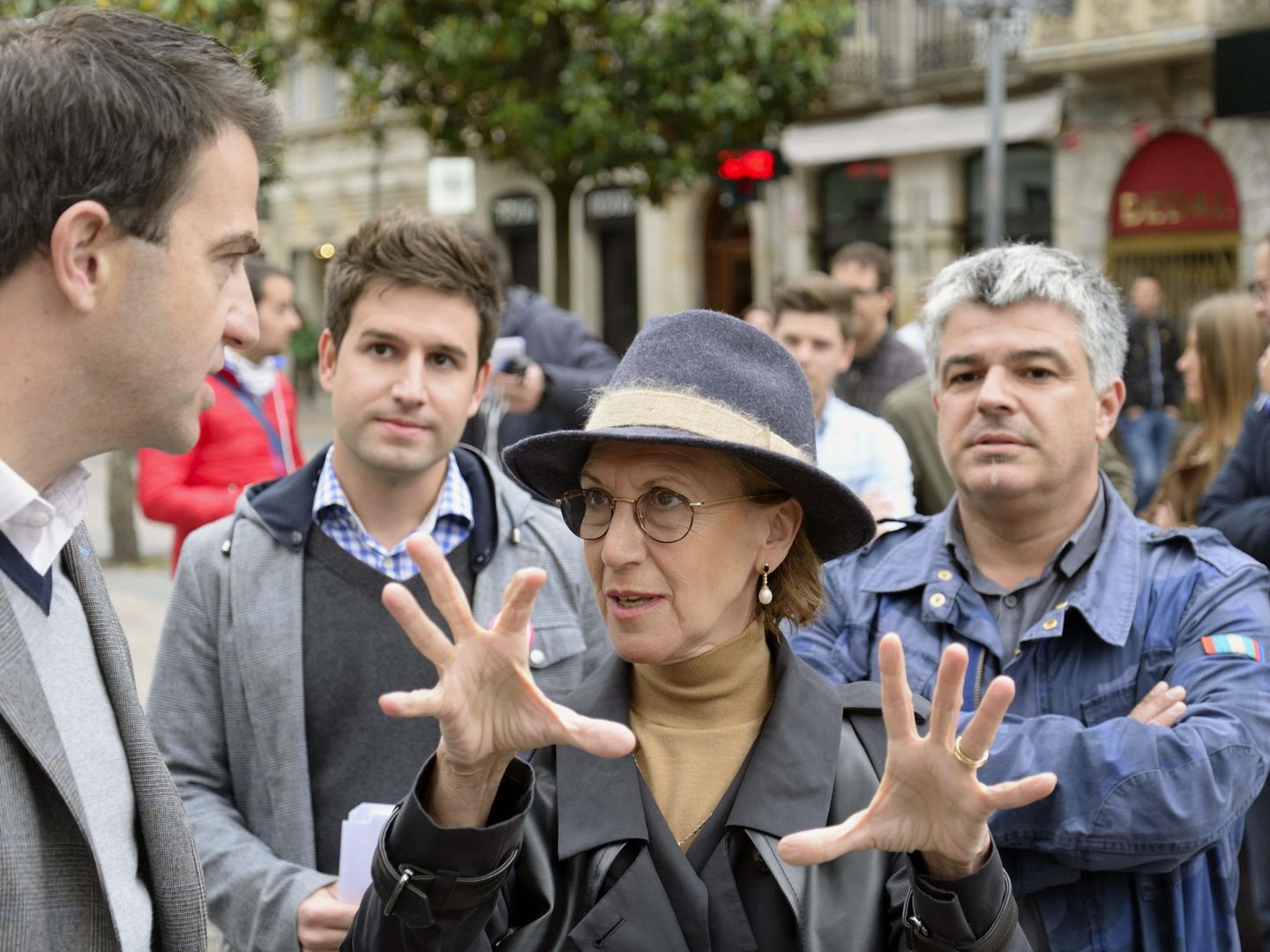 La entonces líder de UPyD, Rosa Díez, charla con el parlamentario vasco de esta formación, Gorka Maneiro en 2015 (José Antonio Gómez / EFE)