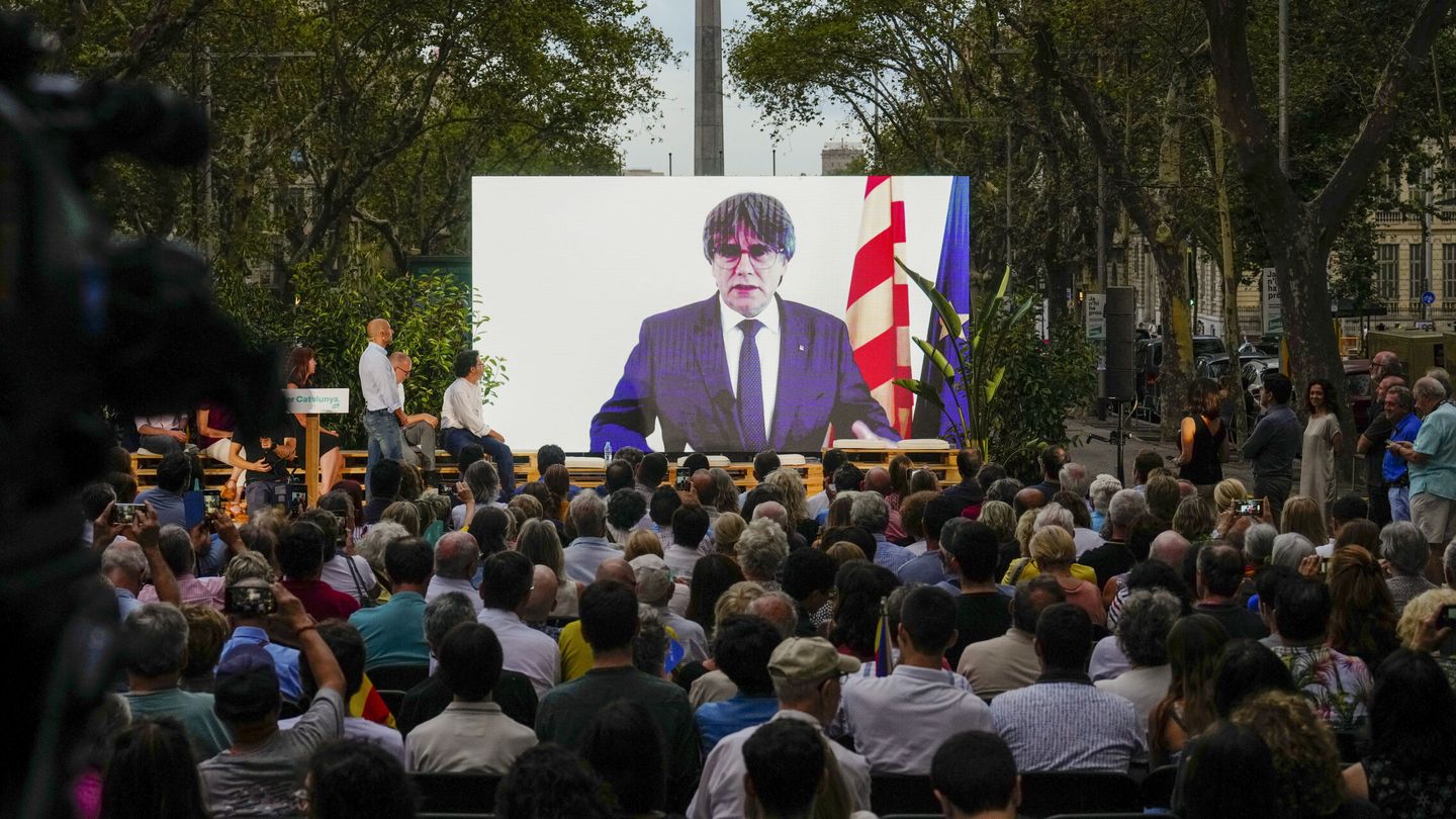 Carles Puigdemont interviene por videoconferencia en un mitin de Vox. (EFE/Enric Fontcuberta)