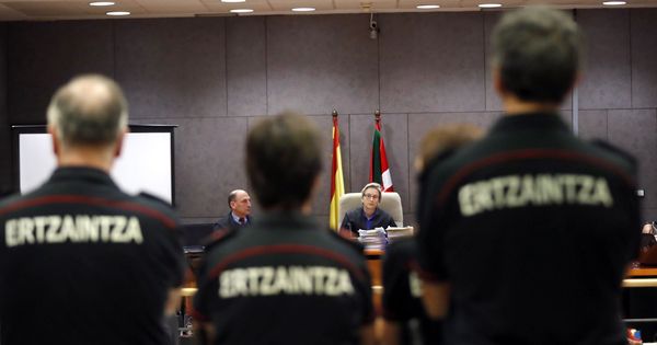 Foto: Juicio contra seis agentes de la Ertzaintza por la muerte de Íñigo Cabacas. (EFE)