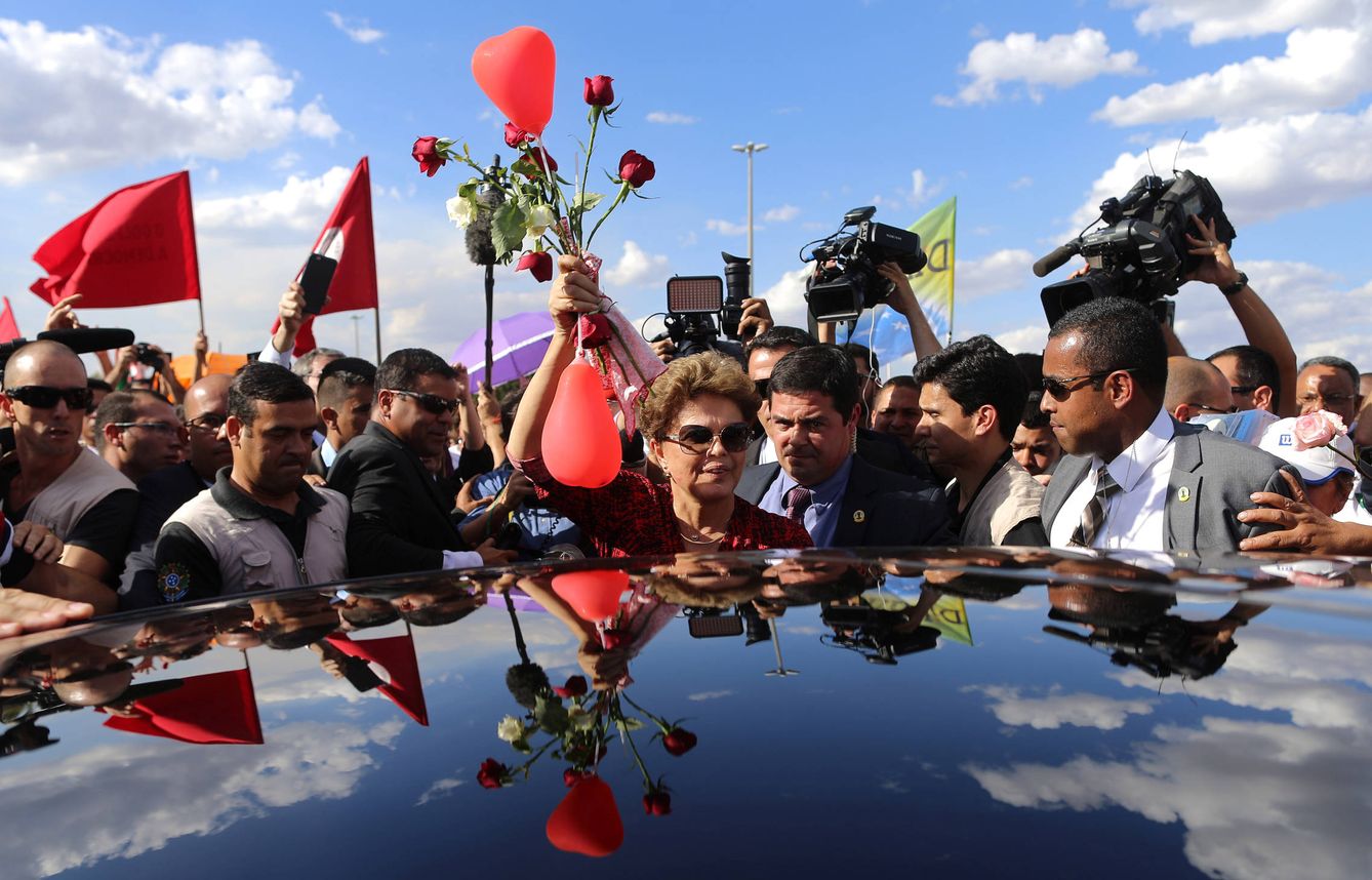 La expresidenta Dilma Rousseff deja el palacio presidencial tras la votación del 'impeachment', en Brasilia, el 6 de septiembre de 2016 (Reuters). 