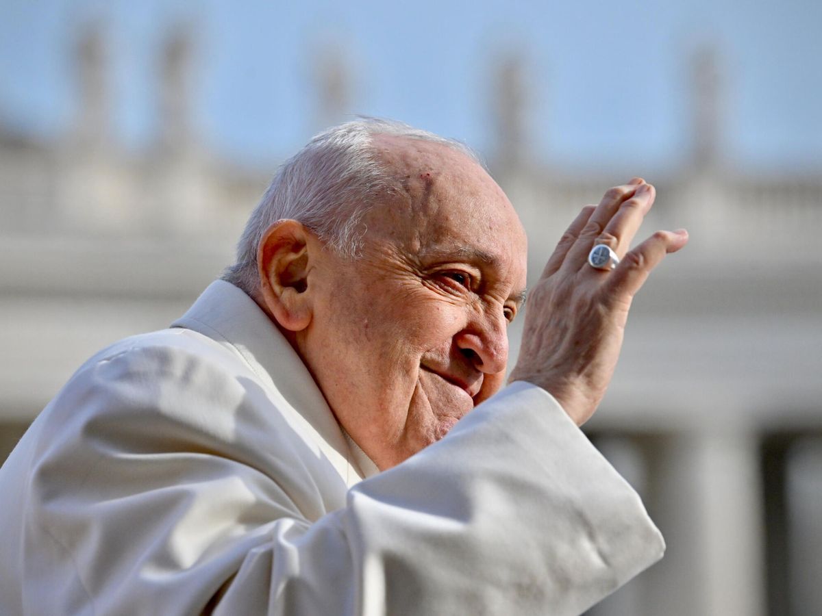 Foto: El papa Francisco saluda a los fieles durante su audiencia general en la Plaza de San Pedro, Ciudad del Vaticano. (EFE/EPA/Alessandro di Meo)