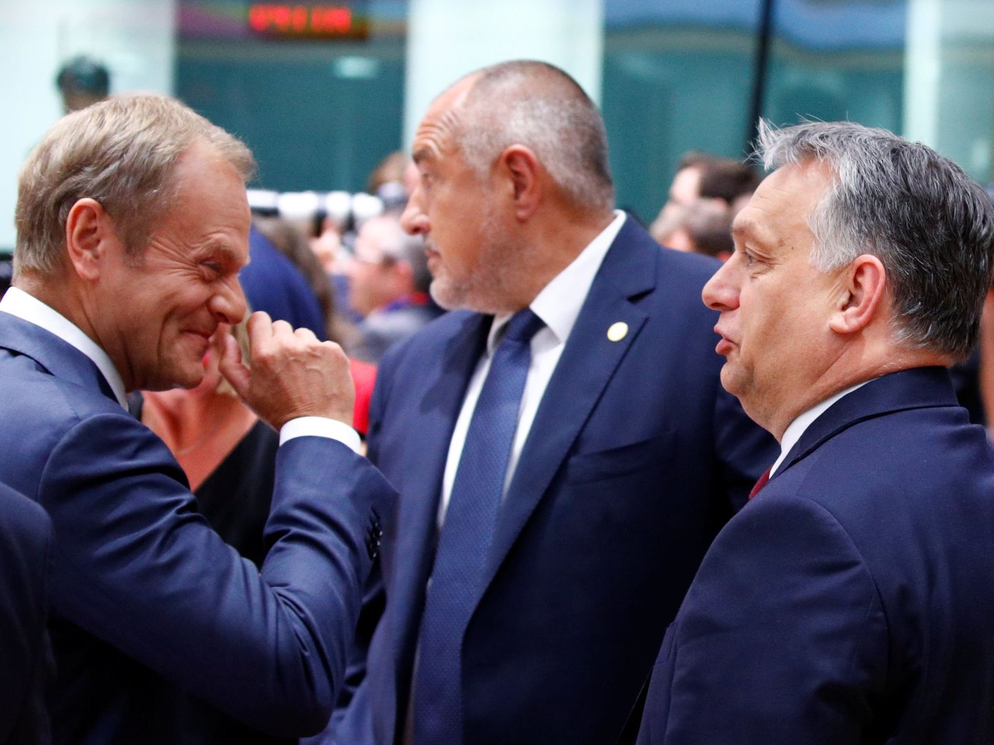 Tusk habla con el primer ministro húngaro, Viktor Orban durante la cumbre. (Reuters)