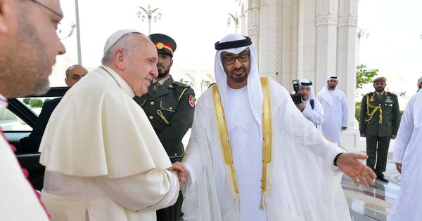 Foto: El papa Francisco saluda al príncipe heredero Mohamed bin Zayed Al Nahyan en Abu Dabi. (Reuters)