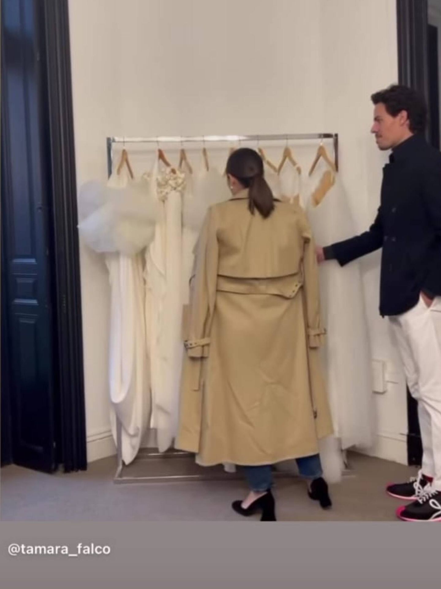 Tamara Falcó y Juan Avellaneda viendo vestidos de novia en unos stories de la diseñadora de moda. (Instagram/@tamara_falco)
