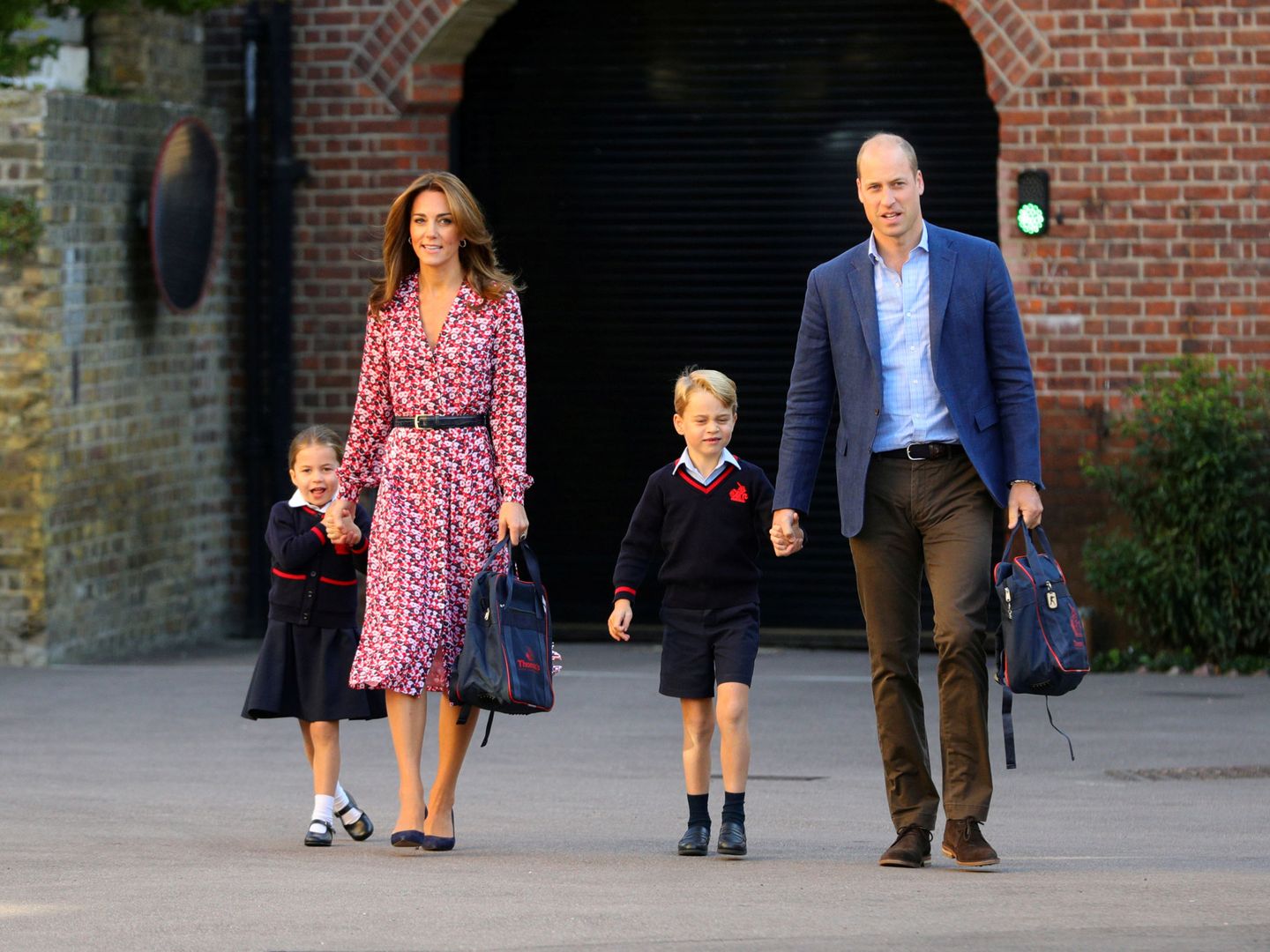 George y Charlotte, en el primer día de curso de 2019, junto a los duques de Cambridge. (Reuters)