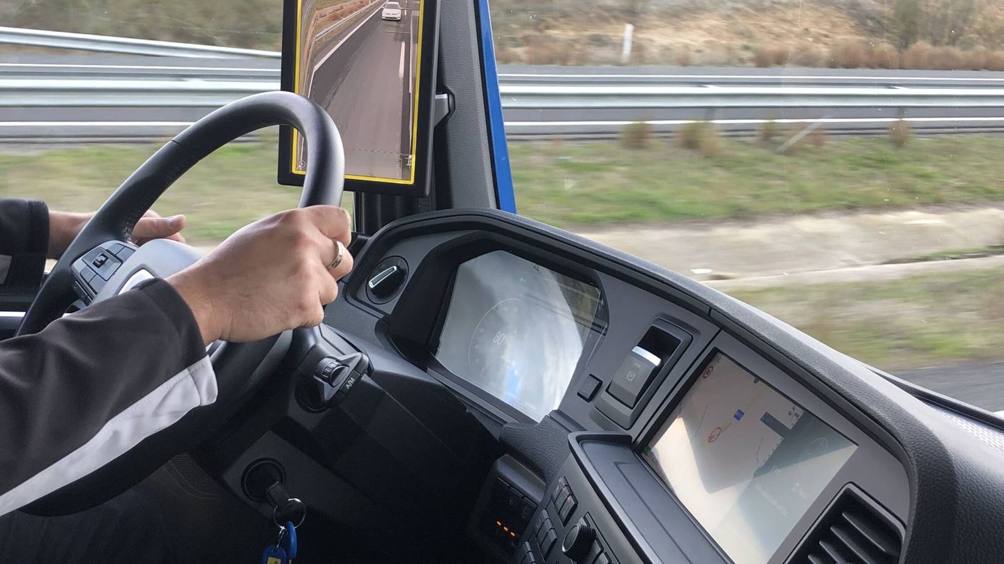 A alta velocidad, el OptiView 'busca' más lejos, y activa un contorno amarillo en la pantalla si percibe un vehículo acercándose.