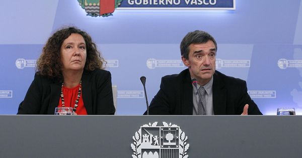 Foto: La directora de Víctimas del Gobierno vasco, Monika Hernando, y el secretario general de Paz y Convivencia, Jonan Fernández. (EFE)