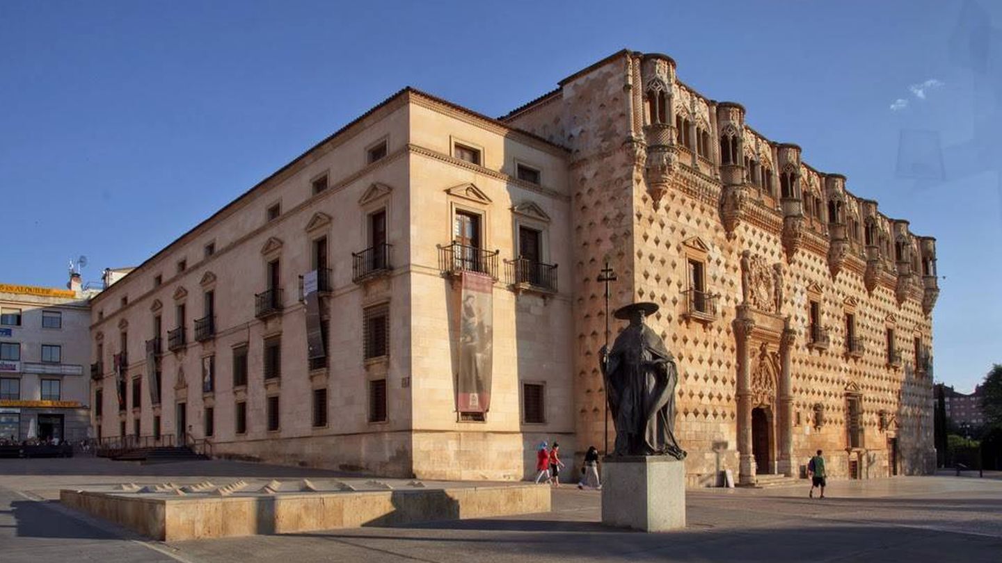 Fachada gótica del palacio del Infantado en Guadalajara. (EFE)