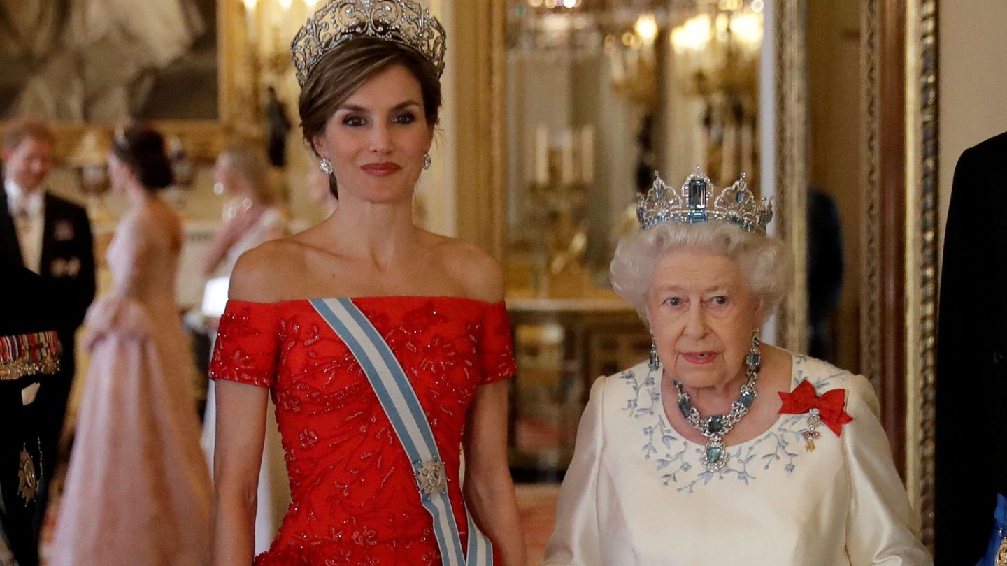 La Reina con la tiara de la flor de lis en Reino Unido. (Reuters)