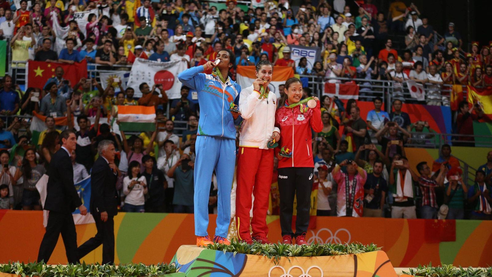 Foto: Carolina Marín, en lo más alto del podio de Río, con David Cabello al fondo. (Cordon Press)